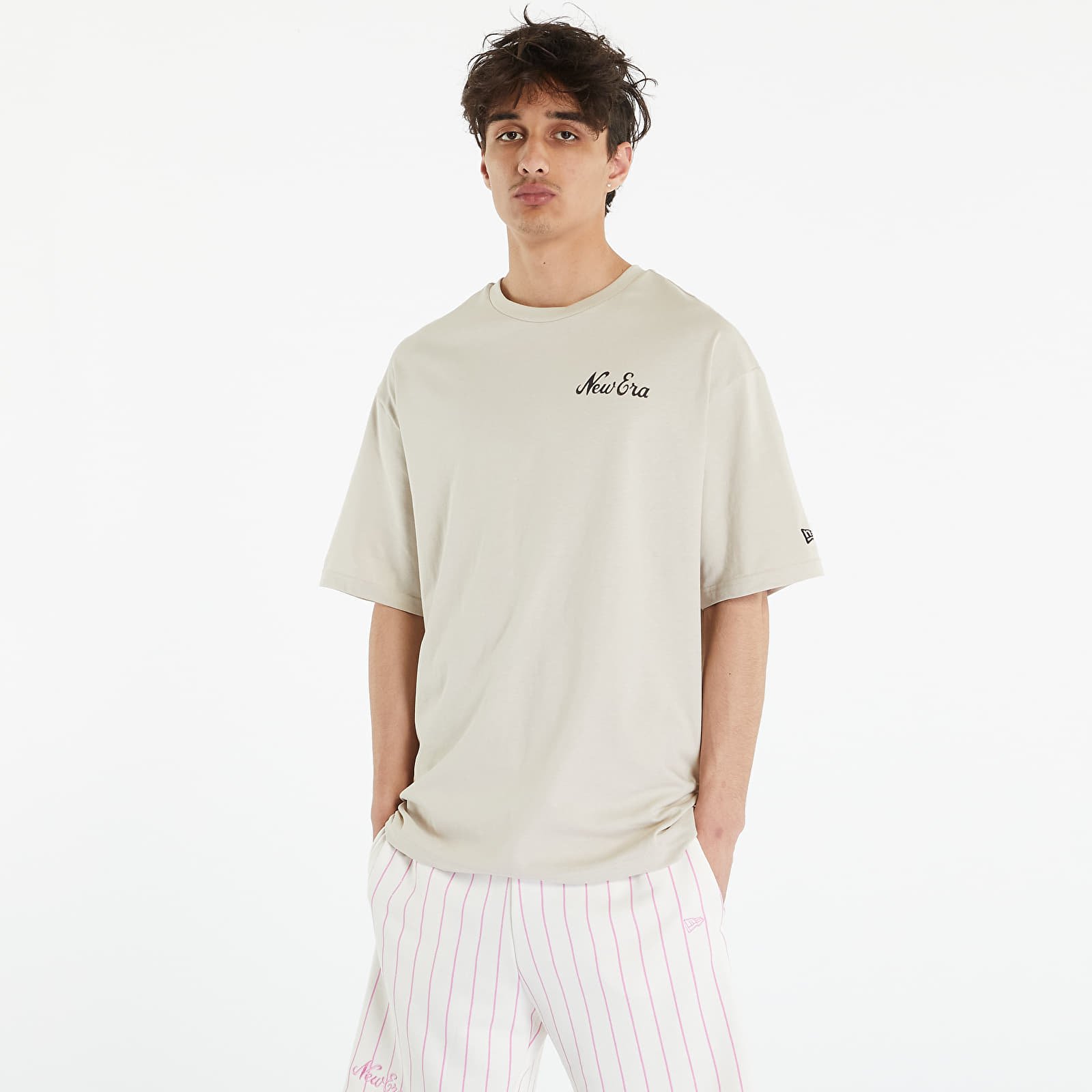 Tricouri  New Era Character Graphic Oversized Cream T-Shirt UNISEX Stone/ Black