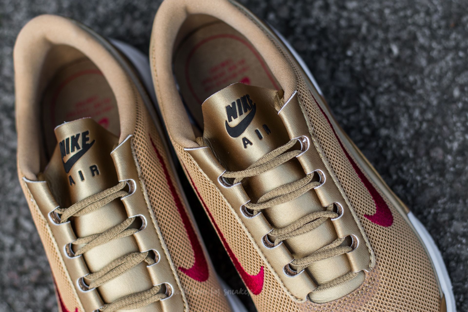 美品　NIKE AIR MAX JEWELL QS メタリック　ゴールド　26 美品 NIKE AIR MAX JEWELL QS メタリック ゴールド 26 - メルカリ