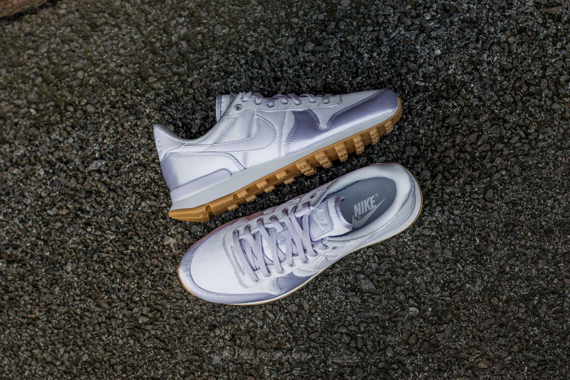 Nike internationalist satin hot sale