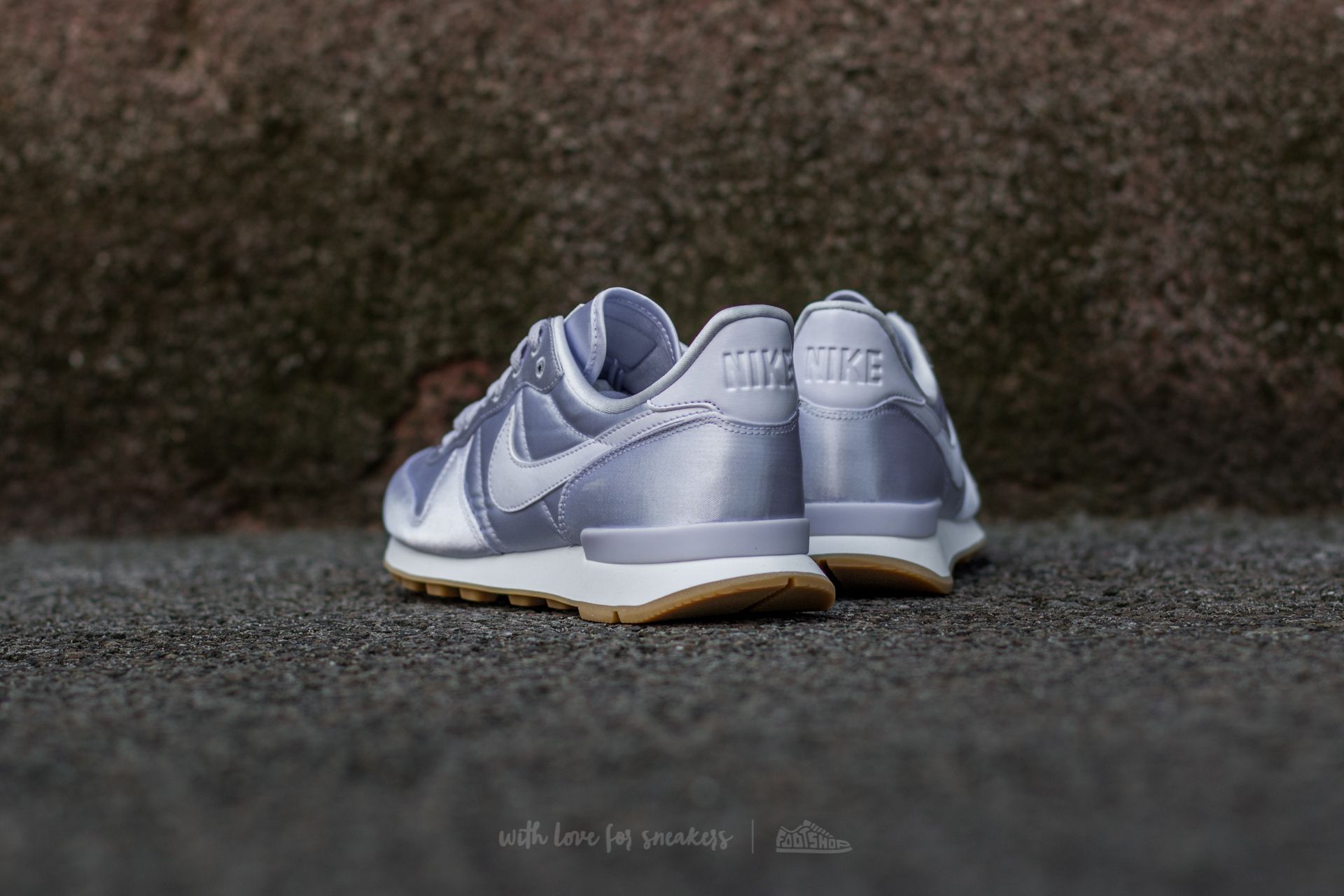 Nike best sale internationalist satin