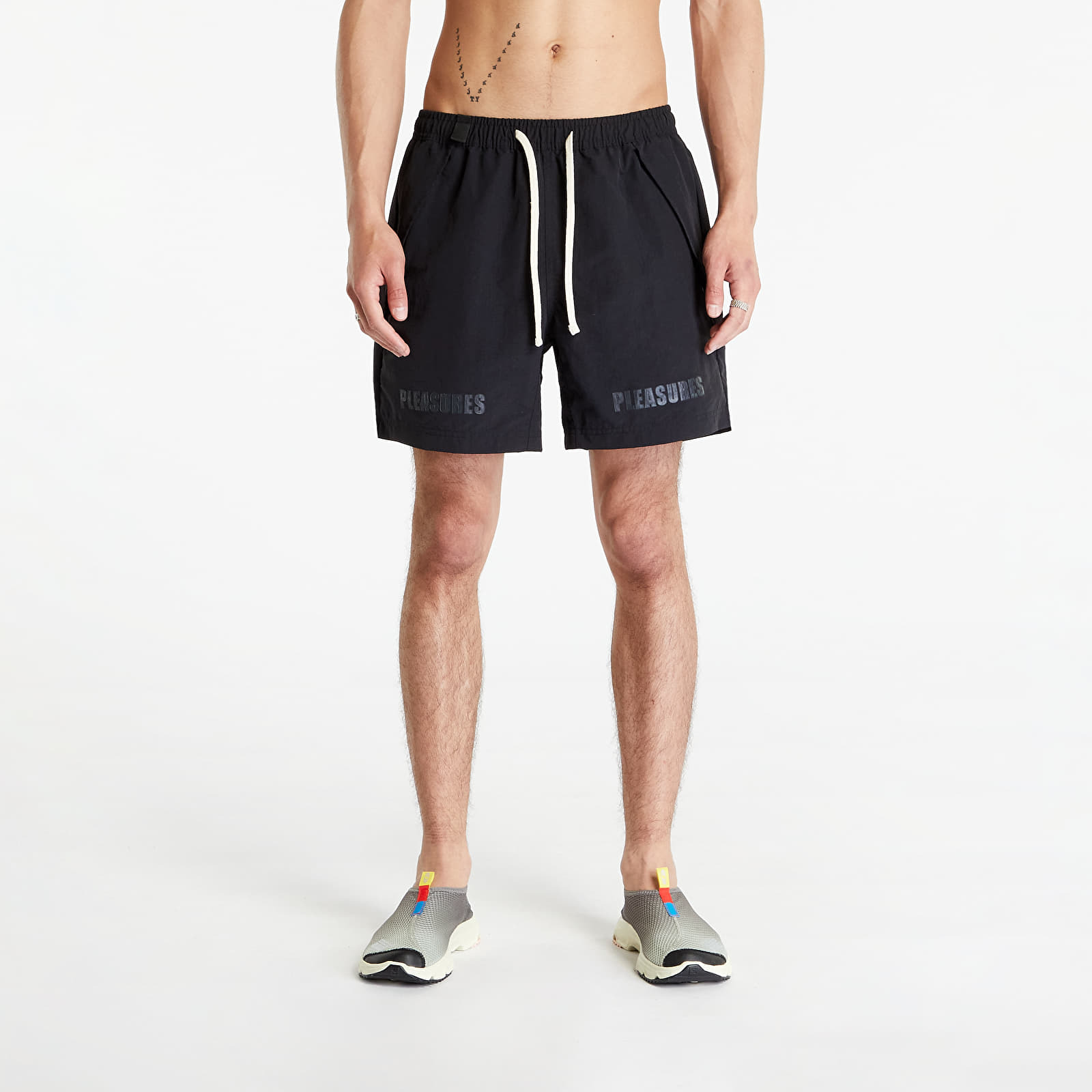 PLEASURES - jacinto short black