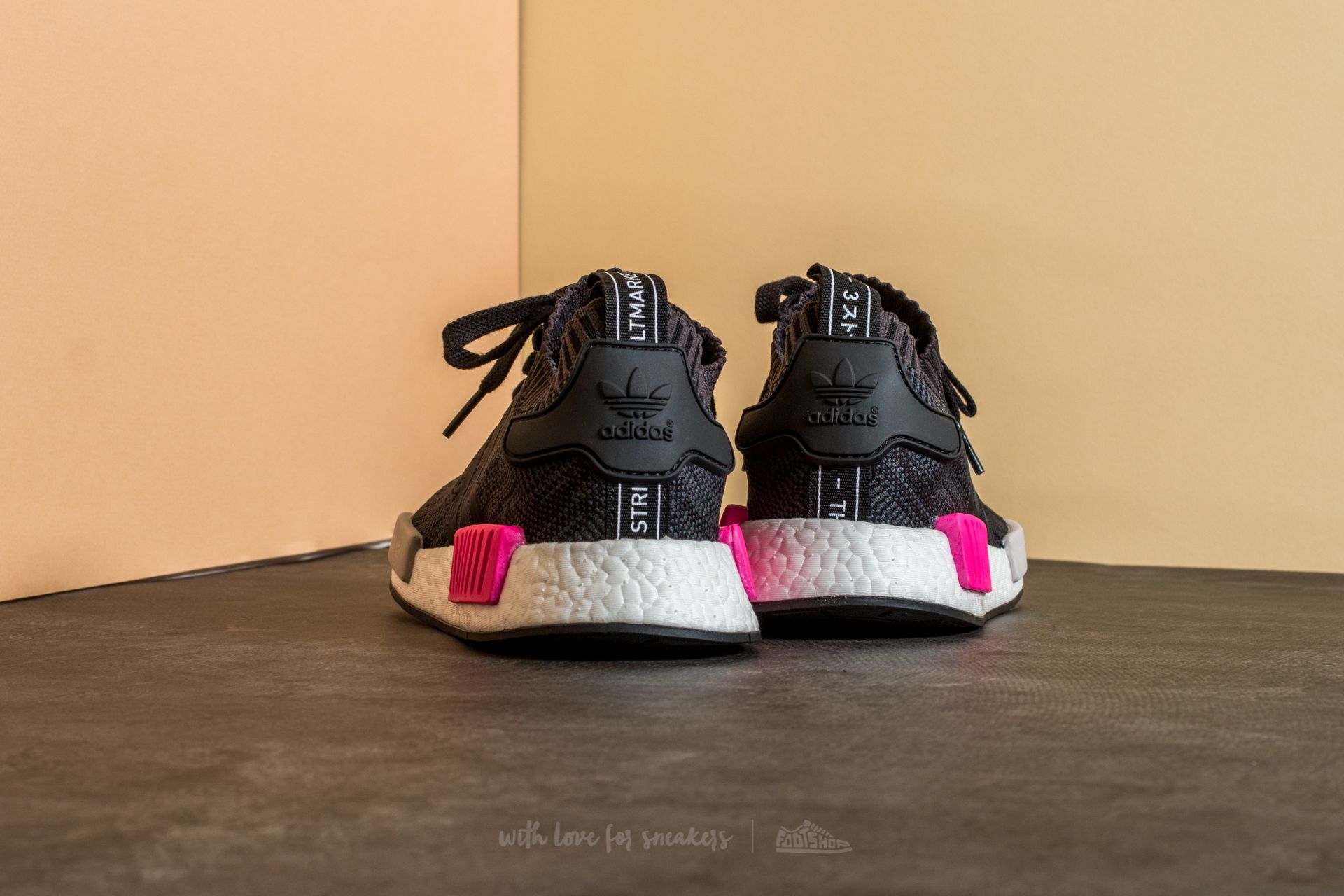 Nmd r1 core black energy pink top
