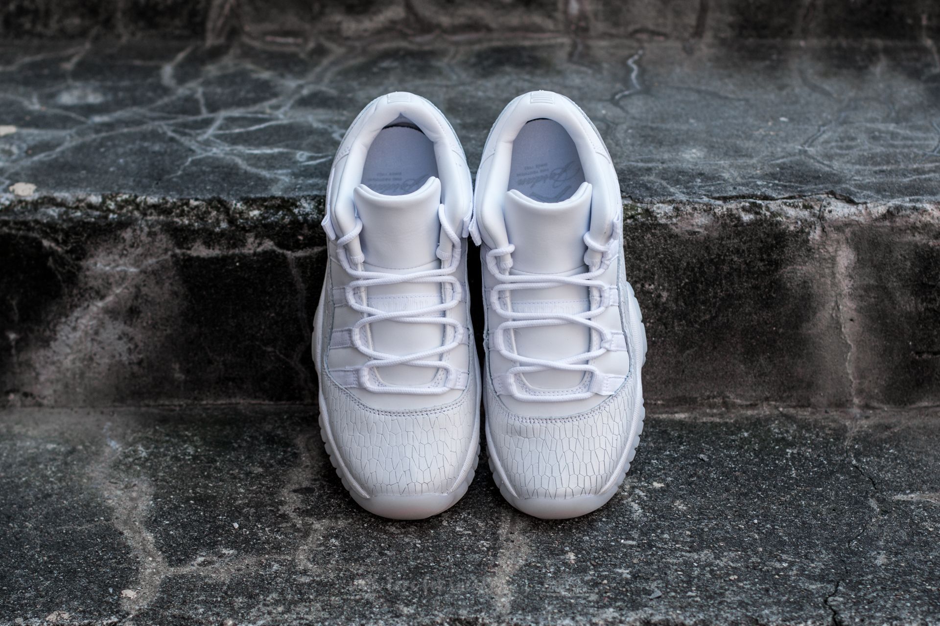 Frost white jordan 11 low cheap