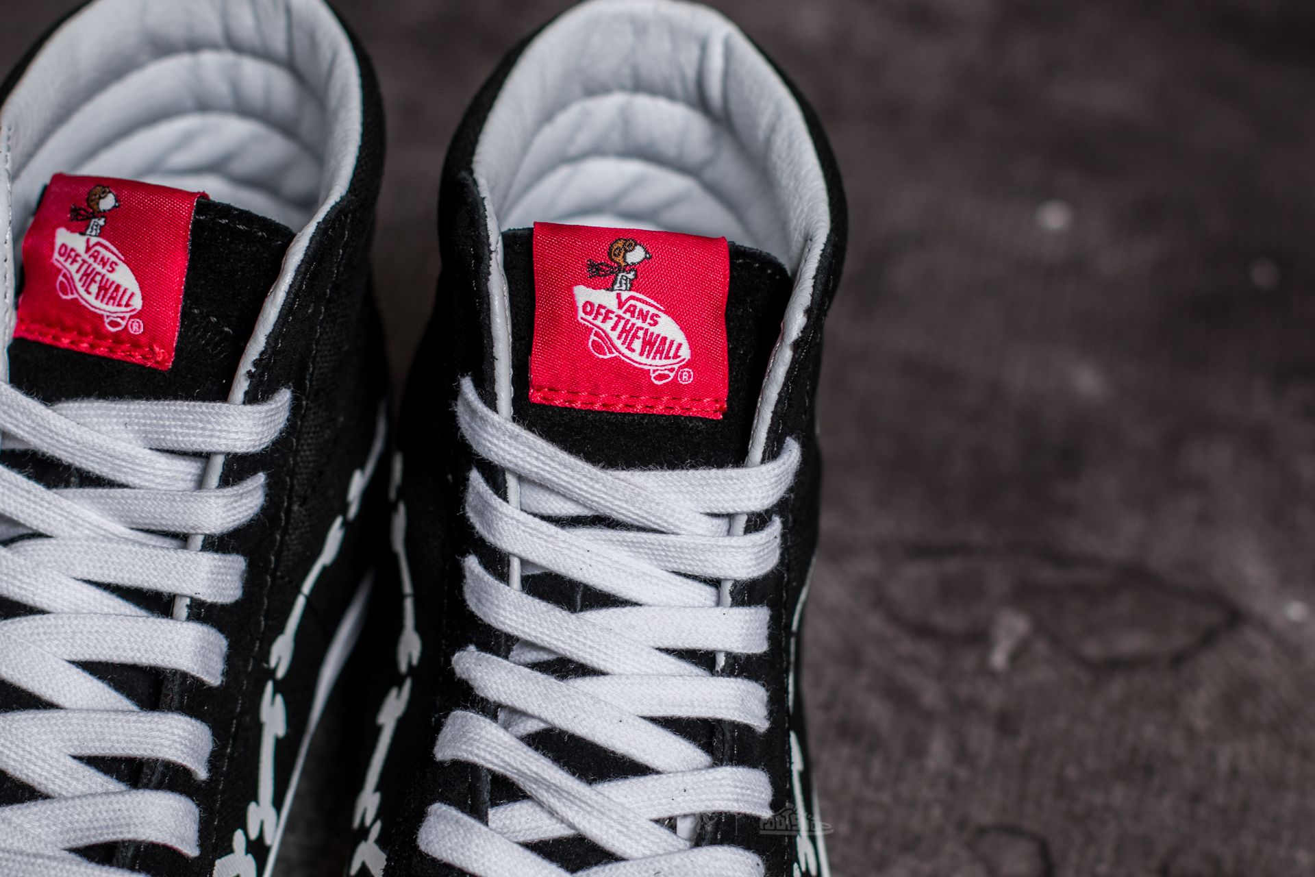 High top store snoopy vans