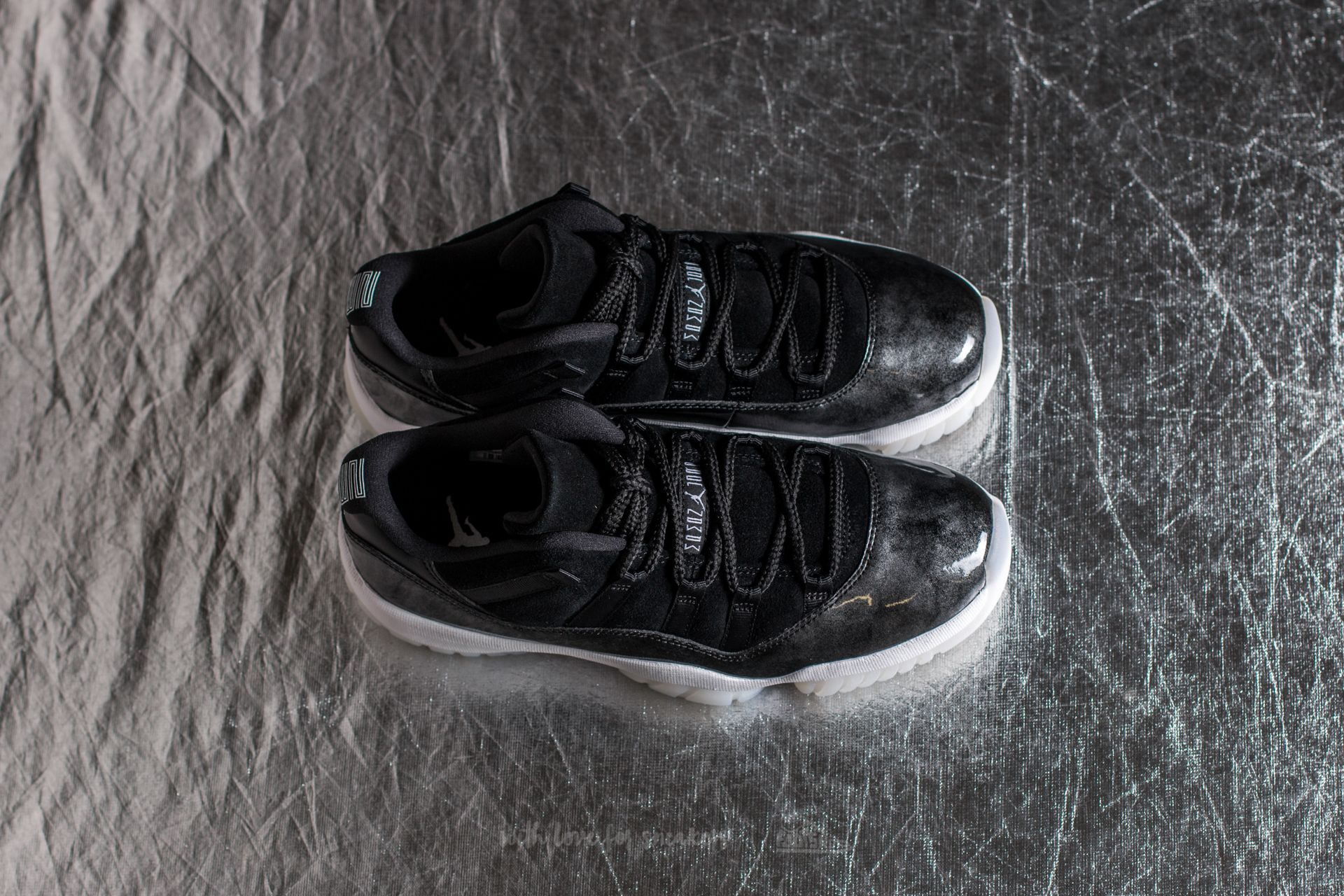 Jordan 11 top low black white