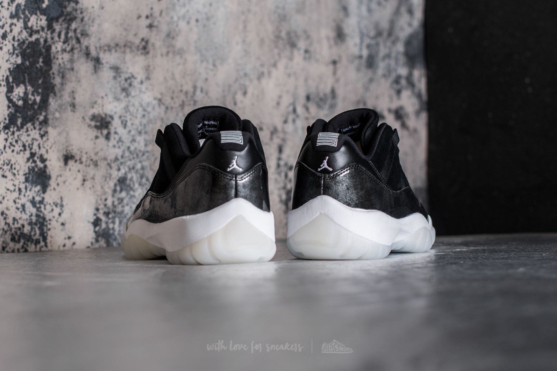Black and white low sales 11s