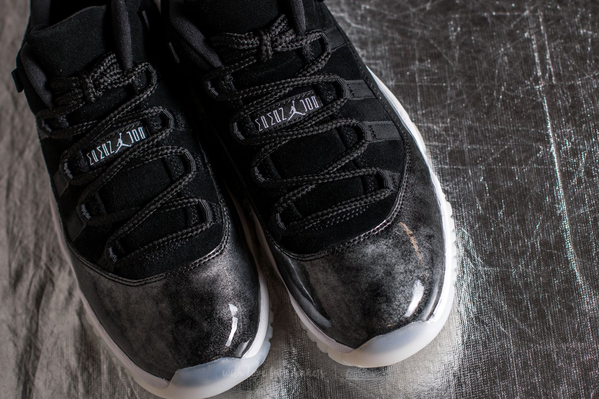 Jordan 11 top low black white