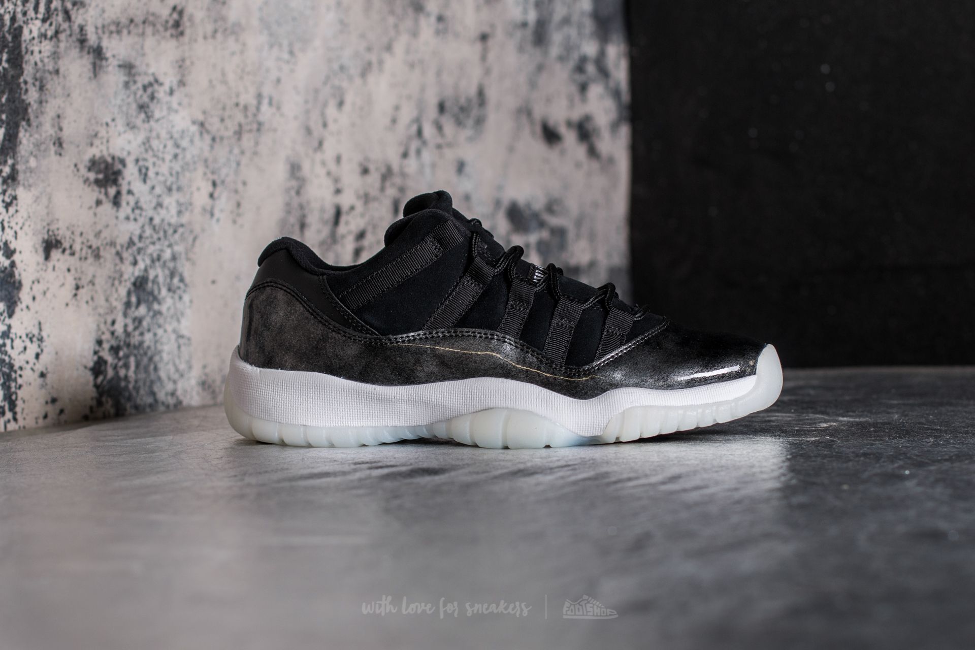 Black and white 2024 low jordan 11