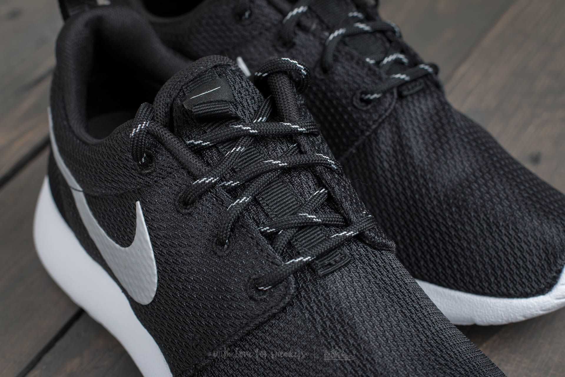 Zapatos Nike WMNS Rosherun Black/Mettalic Platinum-White