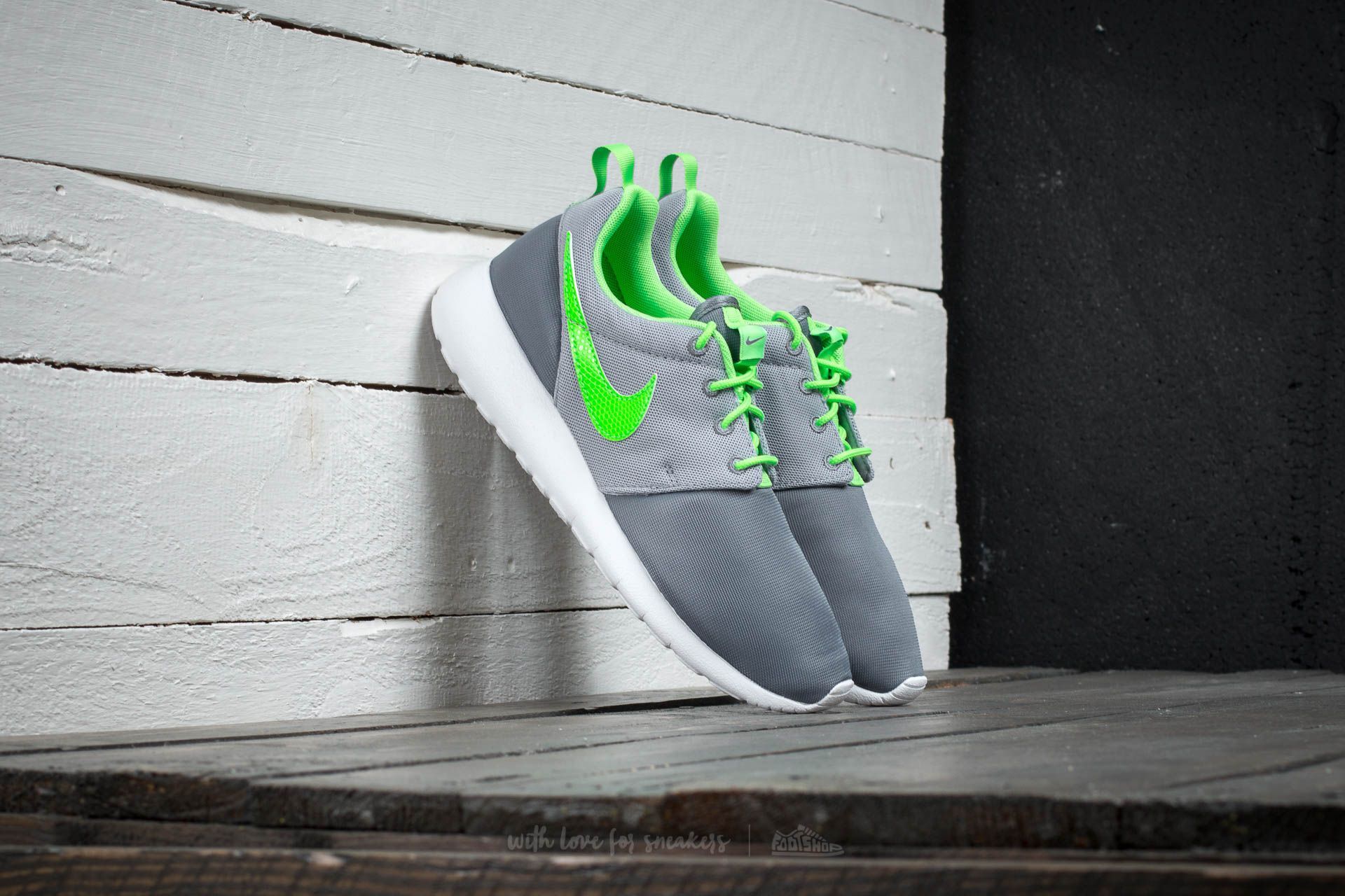 Grey nike hotsell roshe one