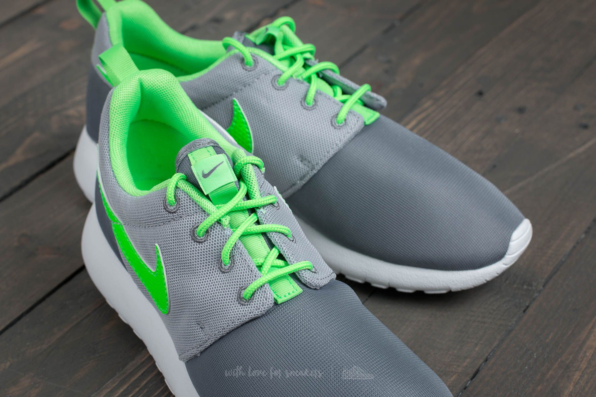 Nike roshe grey and 2025 green