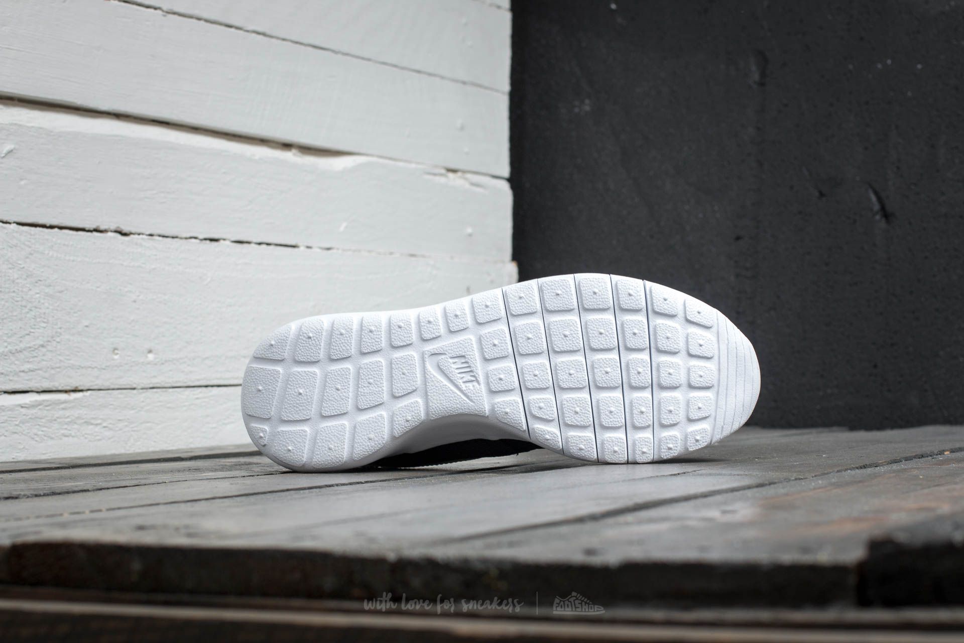 Zapatillas mujer Nike Roshe One GS Black Metallic Silver White White Footshop