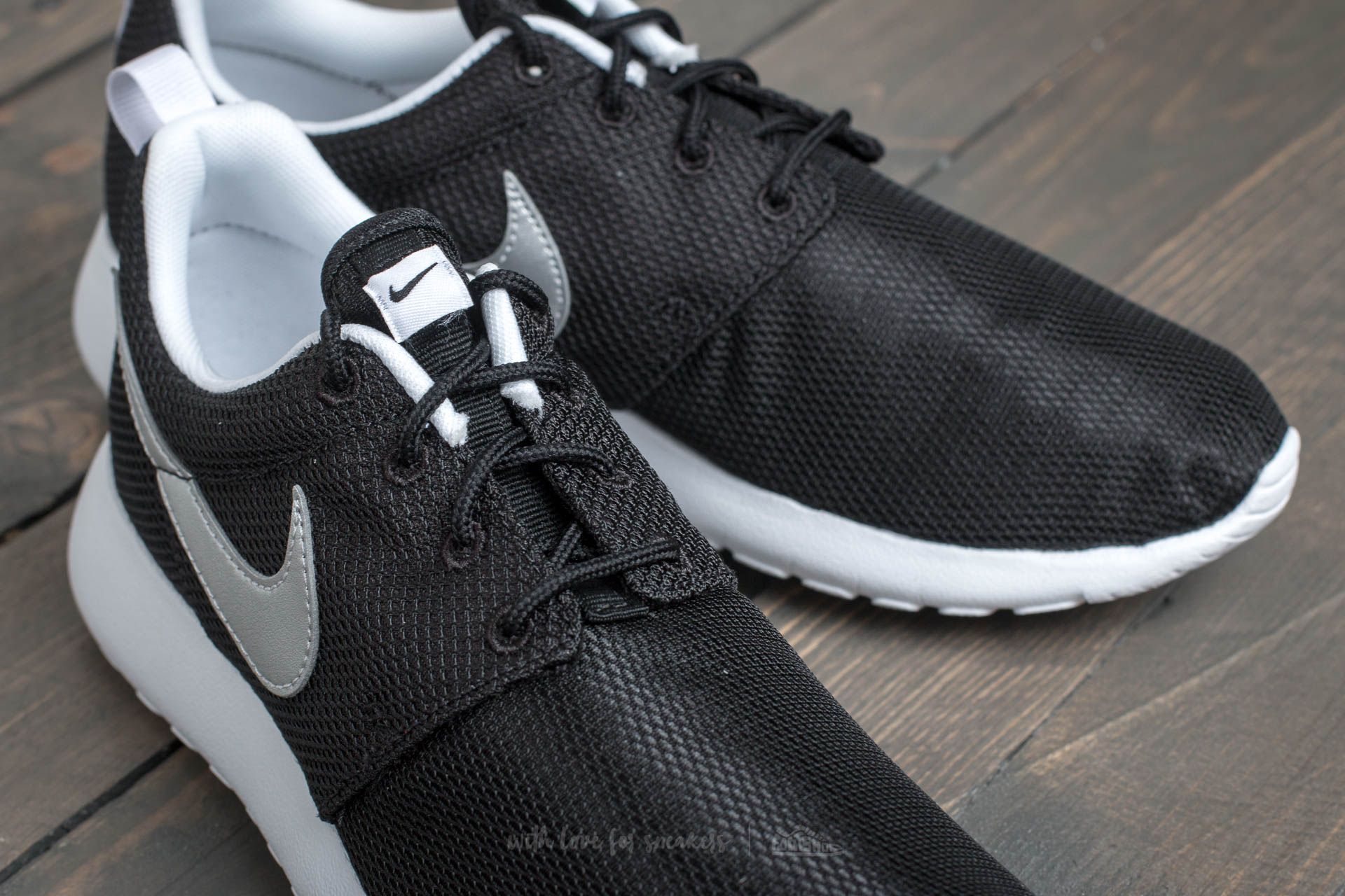 Zapatillas mujer Nike Roshe One GS Black Metallic Silver White White Footshop