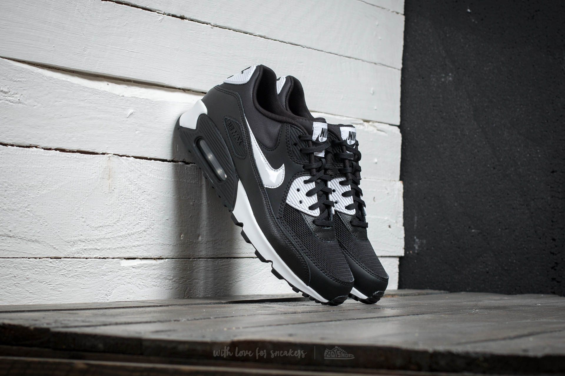 Air max 90 essential black and silver hot sale