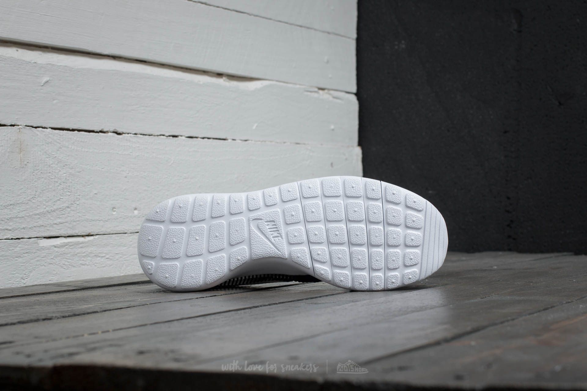 Moteriška avalynė Nike Roshe One Flight Weight (GS) Black/ White