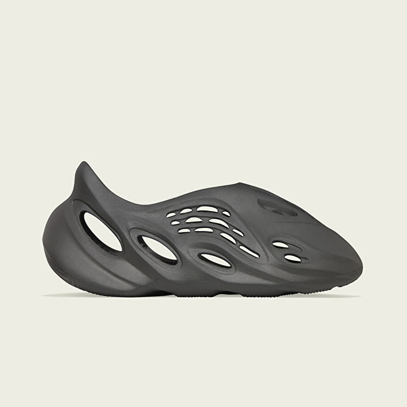 サンダル  YEEZY Foam Runner Carbon adidas Yeezy Foam Runner Carbon/ Carbon/ Carbon | Footshop