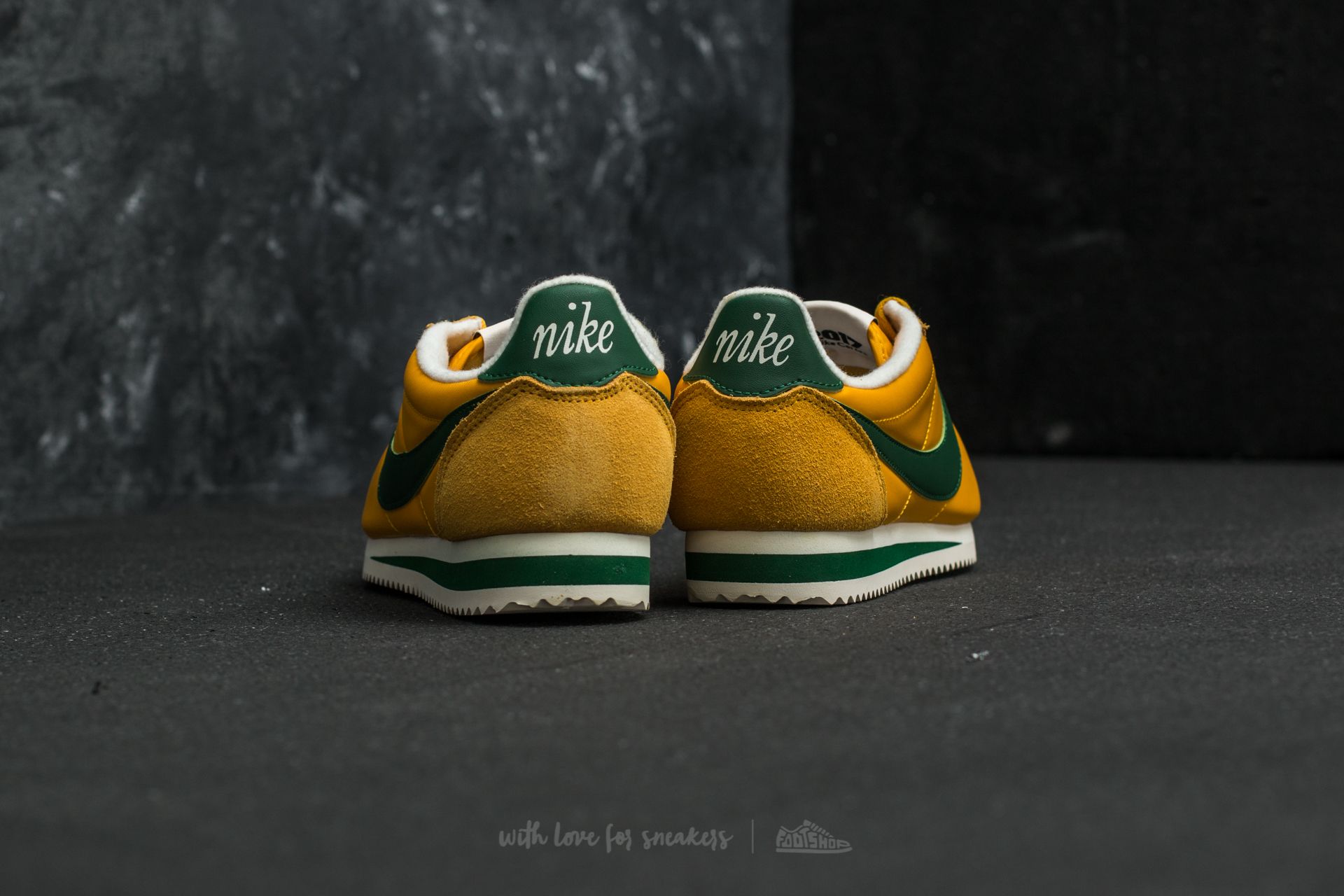 Nike cortez green and cheap yellow
