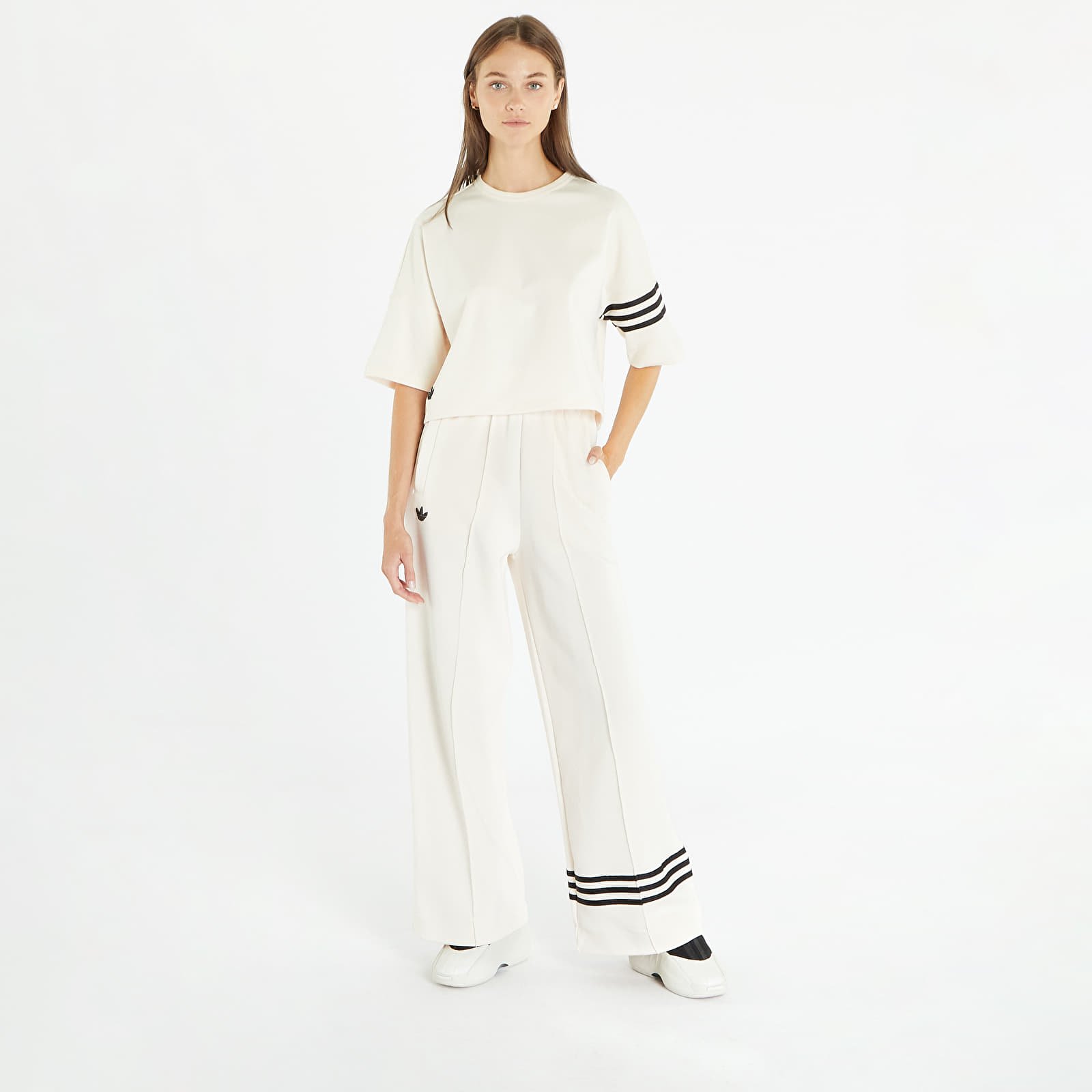 T-skjorter adidas Originals Neuclassics Short Sleeve T-Shirt Wonder White/ Black