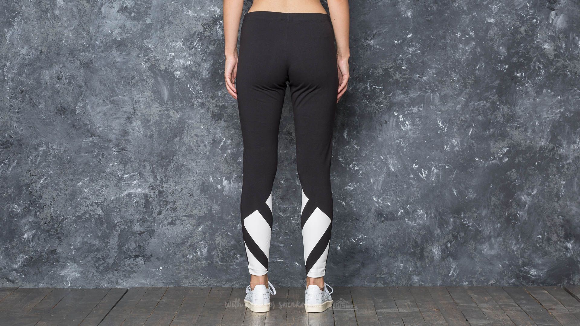 adidas Originals adicolor large logo leggings in black