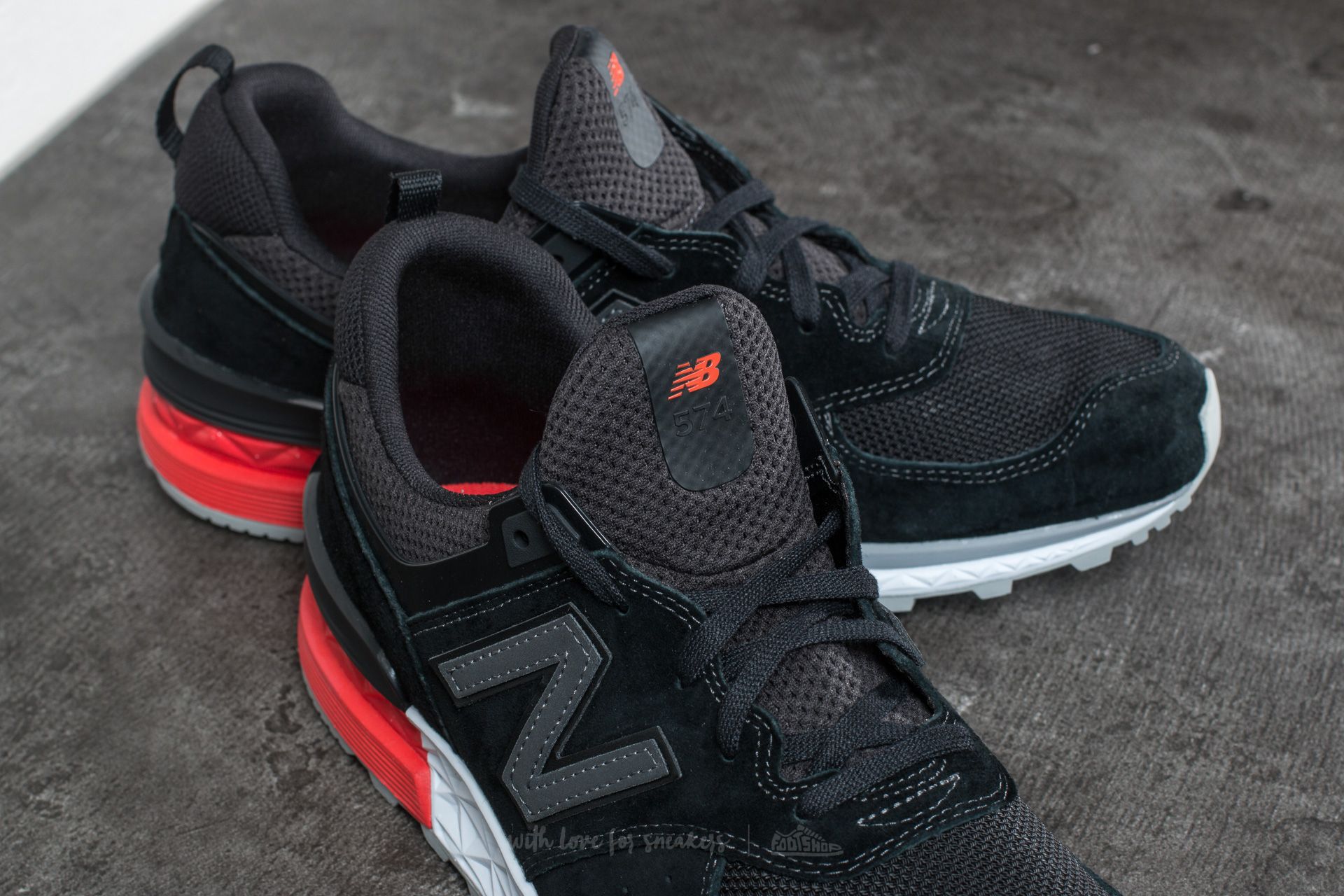 Chaussures et baskets homme New Balance 574 Black Red Footshop