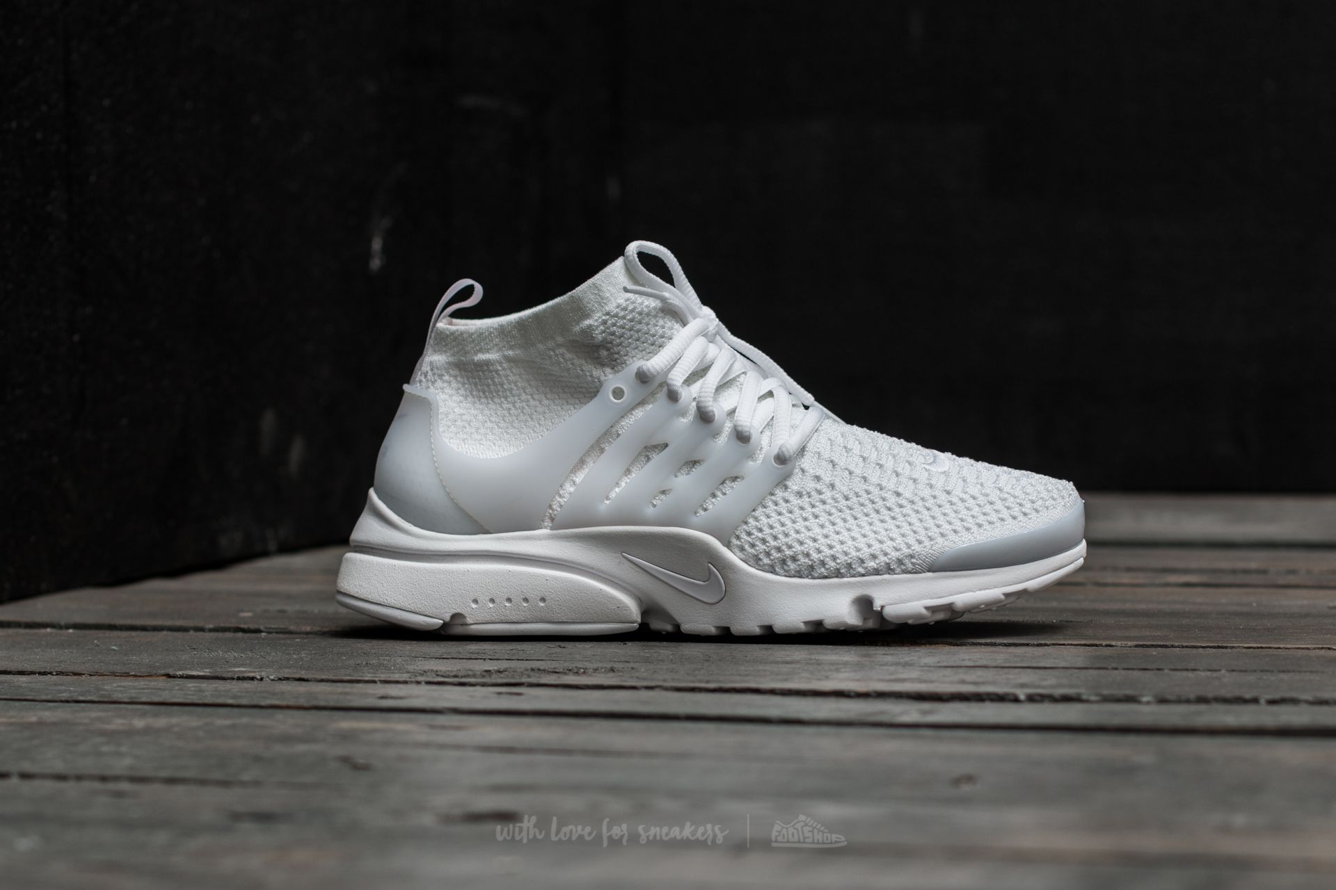 All white hotsell nike presto flyknit