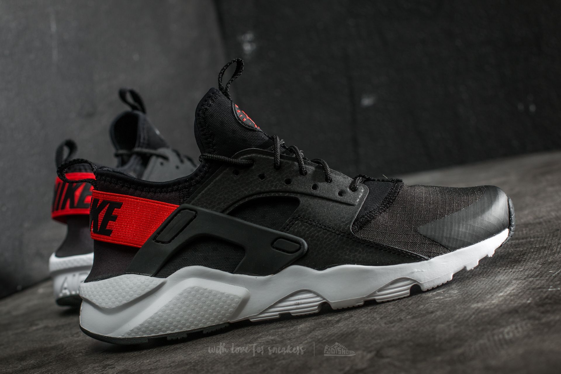 Chaussures et baskets femme Nike Air Huarache Run Ultra GS Black Max Orange White Footshop