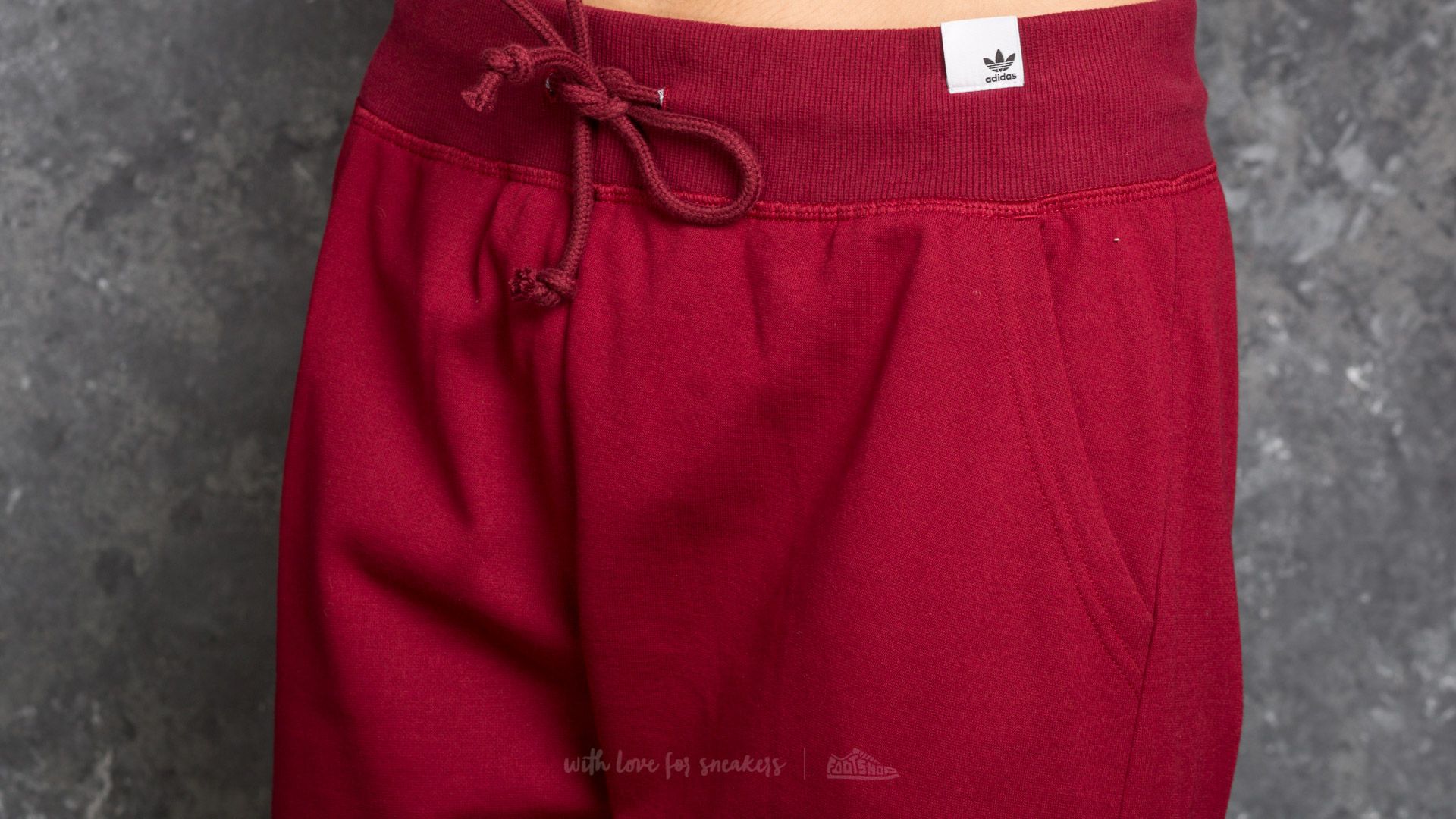 Hlače adidas XbyO Pant Collegiate Burgundy