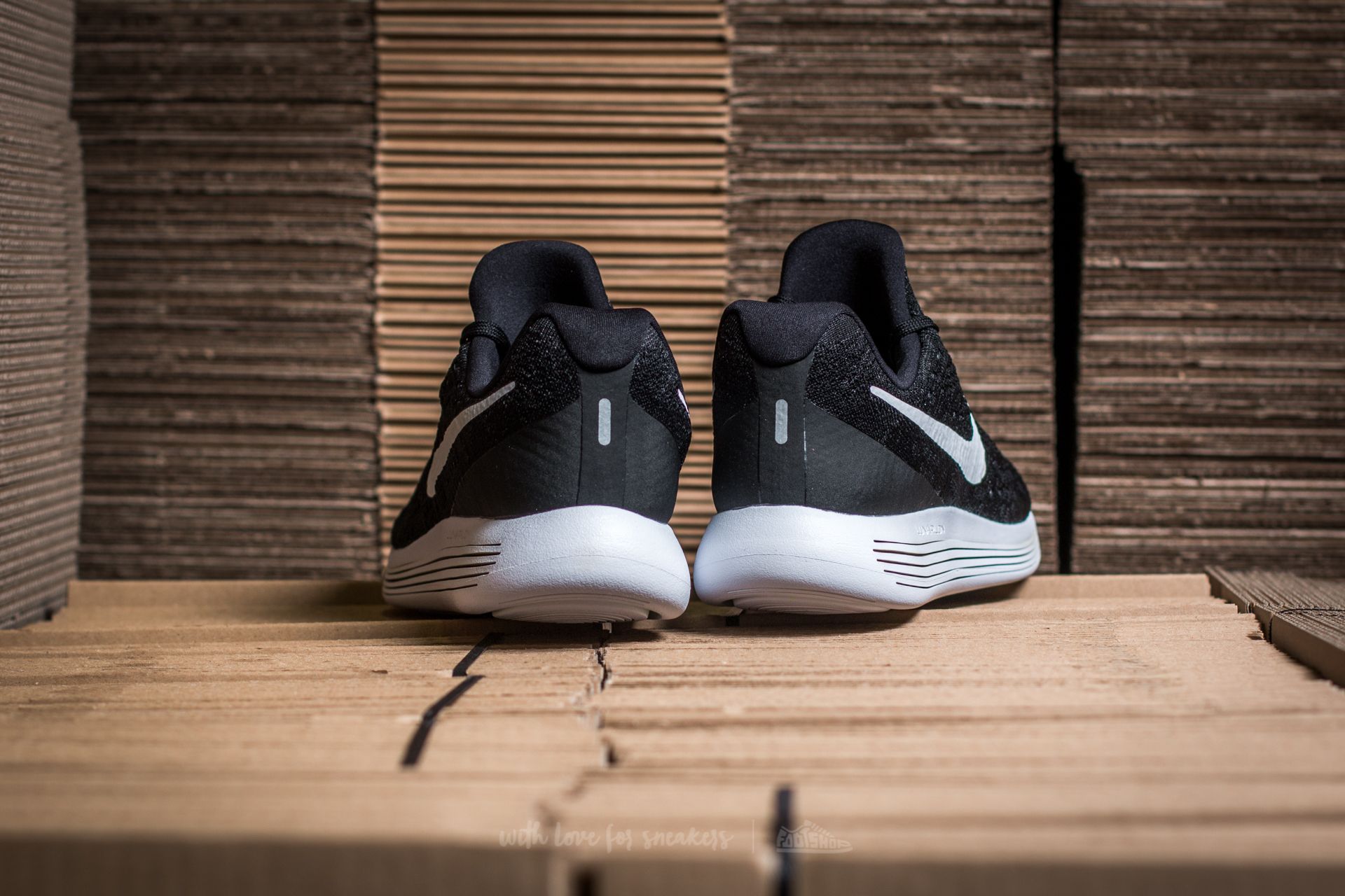 Men s shoes Nike Lunarepic Low Flyknit 2 Black White Anthracite Footshop