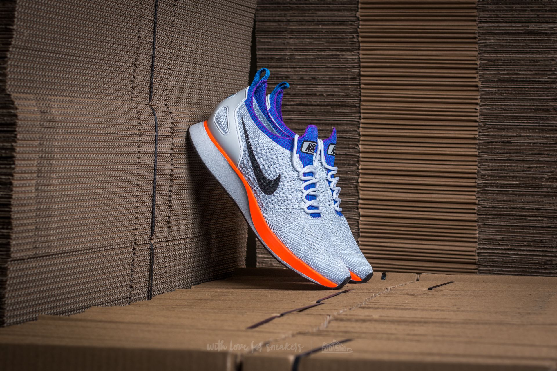 Nike mariah flyknit racer hyper crimson deals