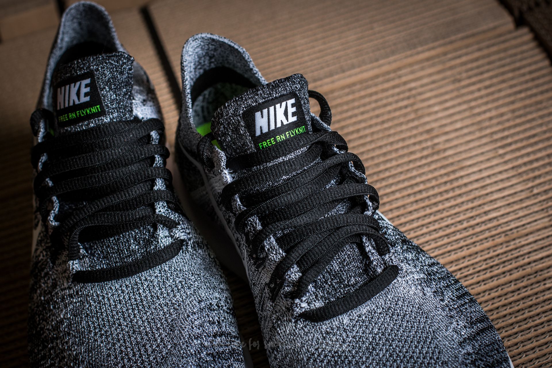 Nike free rn flyknit 2017 black white sales volt