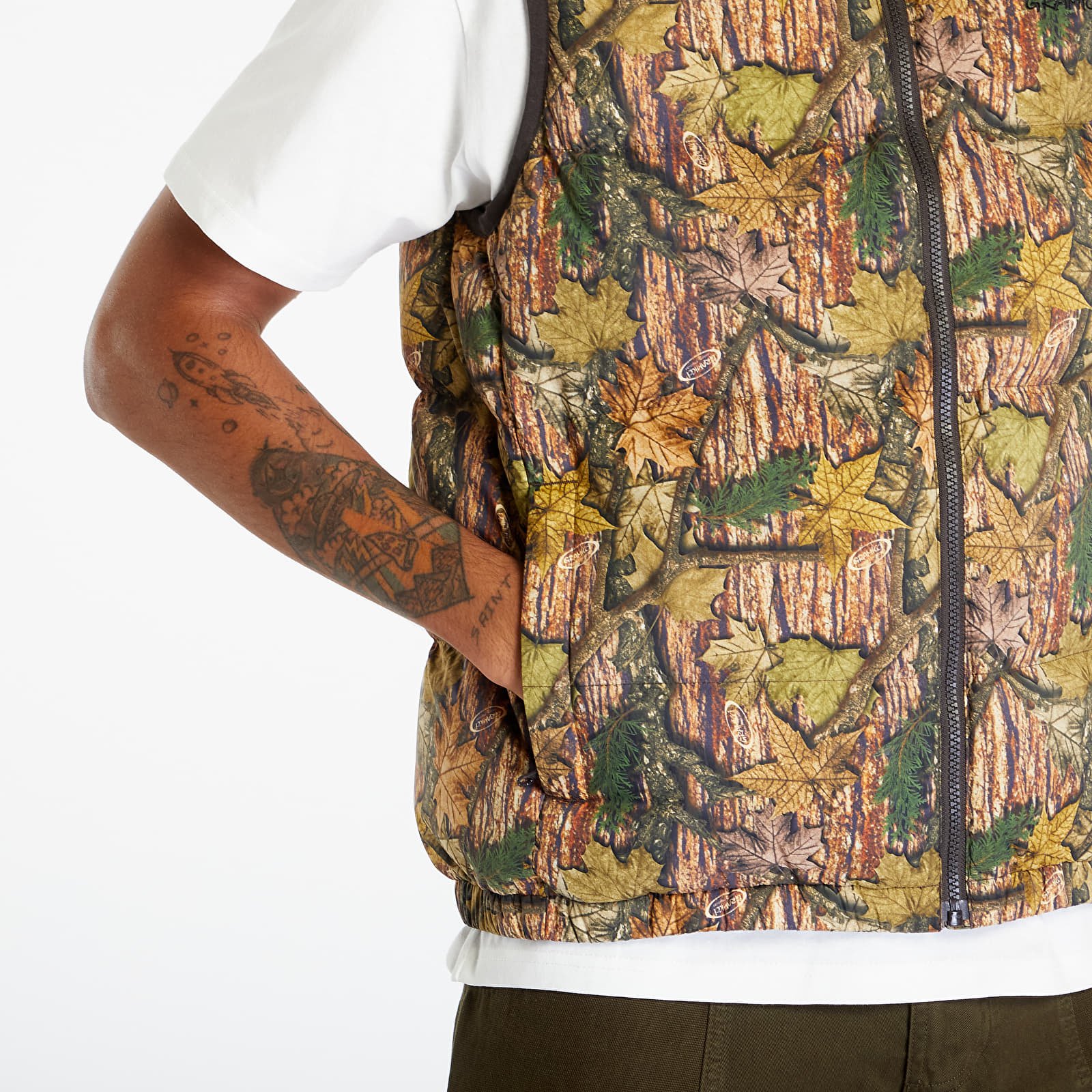 Vesty Gramicci Down Puffer Vest UNISEX Leaf Camo