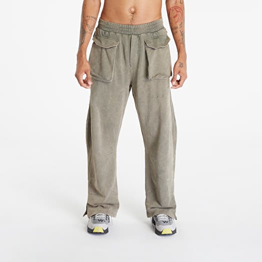 A cold sale wall sweatpants